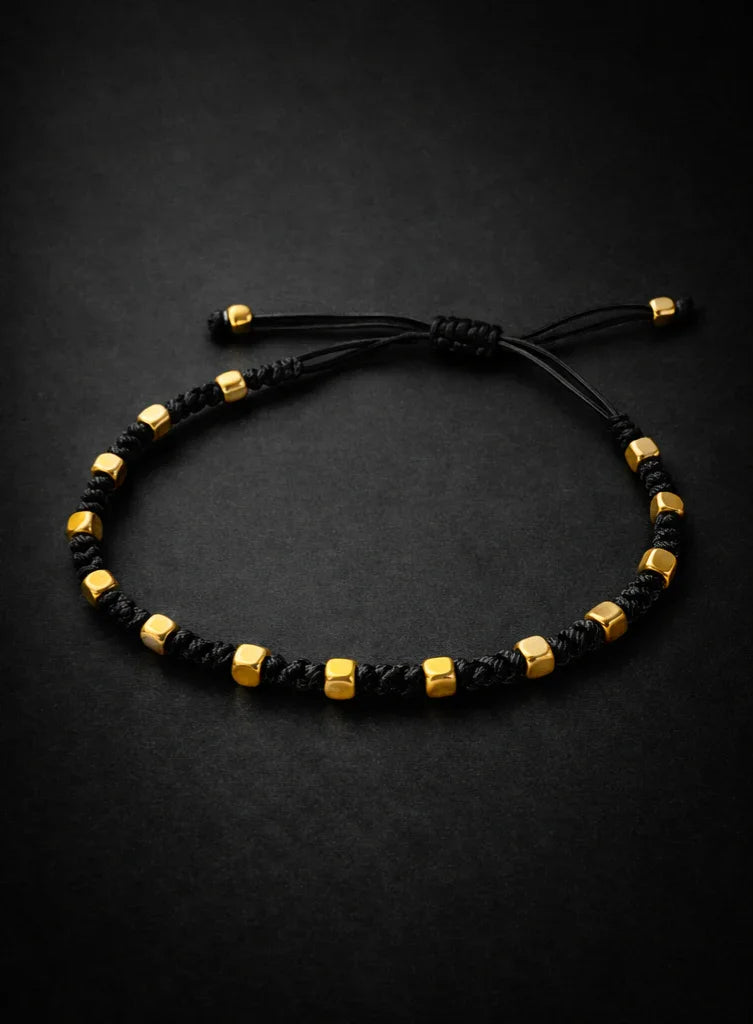 Brățară Neagră cu Detalii Aurii – Accesoriu Streetwear Minimal pentru Bărbați